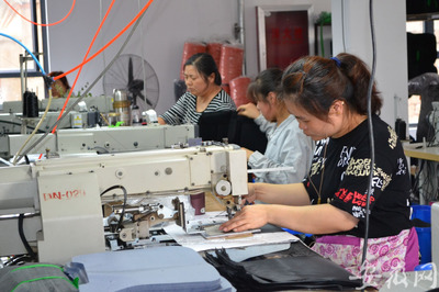 定遠(yuǎn)“謀篇布局”助力扶貧攻堅(jiān)，箱包銷售助10余萬(wàn)人摘“貧困帽”