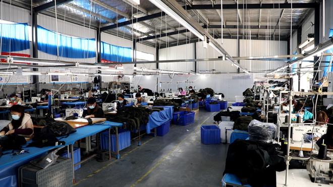 洛寧縣城關(guān)鎮(zhèn)鄉(xiāng)賢黃京玉 一朵怒放的鄉(xiāng)賢花，托起箱包加工致富夢